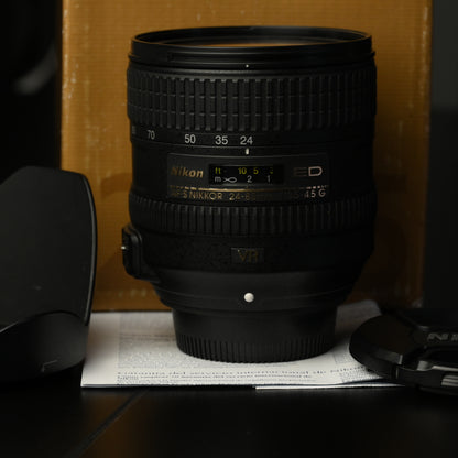 Nikon AF-S NIKKOR 24-85mm f/3.5-4.5 G ED VR ( slight dust internally )