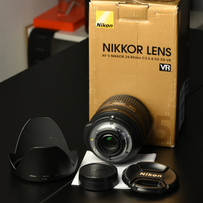 Nikon AF-S NIKKOR 24-85mm f/3.5-4.5 G ED VR ( slight dust internally )